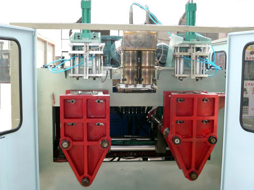 交通設(shè)施吹塑機的設(shè)備運行要求